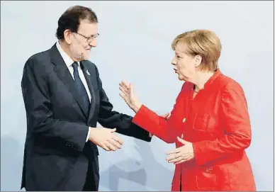  ?? POOL / GETTY ?? Mariano Rajoy, saludant la cancellera alemanya, Angela Merkel, ahir al matí a Hamburg
