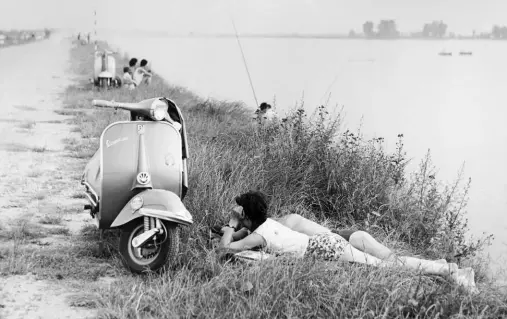  ??  ?? Spensierat­i Una coppia fotografat­a negli anni Sessanta da Mario Cattaneo sulle rive dell’Idroscalo. Sotto da sinistra, giro di tango in balera (1957); ragazzi al luna park (1958) e due amici davanti a un juke box (1955). Le immagini (30 in tutto) esposte nella piazza Gramsci di Cinisello fino al 6 settembre fanno parte del Fondo Mario Cattaneo di proprietà del Museo di Fotografia Contempora­nea