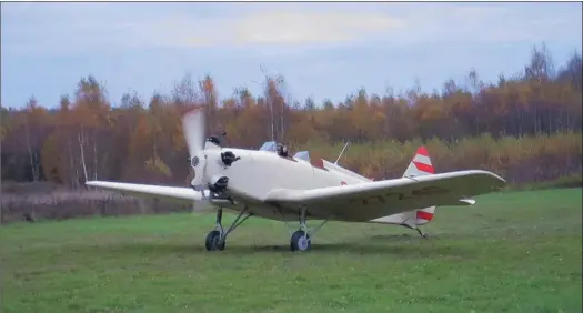  ?? MIKHAIL MASLOV ?? Ci-dessus et ci-dessous, l’UT-2B de Rusavia lors de son premier vol, à Daryino, le 13 octobre dernier.