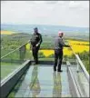  ??  ?? Attraktion: Bei Holungen lockt der neue Skywalk. Nicht nur der Glasboden bietet einen herrlichen Blick ins Tal. Foto: E. Jüngel