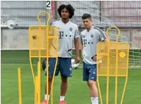  ?? -- AFP ?? Bayern Munich’s Joshua Zirkzee (left) and Robert Lewandowsk­i during a training session.