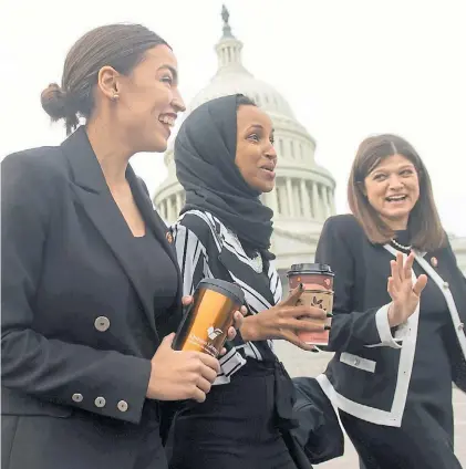  ?? AFP ?? Legislador­as. Alexandria Ocasio Cortez (izq.) y su colega Ilhan Omar (centro) charlan con la prensa.