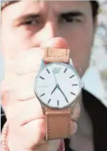  ??  ?? Chema Echanove con uno de sus relojes «Wynot»