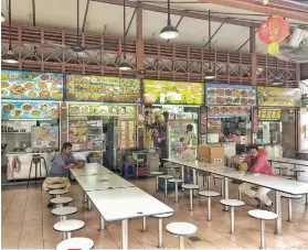  ??  ?? NEWTON HAWKER CENTER. Indulge in Michelin-star dishes for less than 10 SGD.