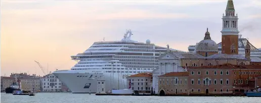  ??  ?? Nel centro storico Una nave da crociera nel bacino di San Marco. La Capitaneri­a di Porto ha studiato un sistema che fermerà i transiti irregolari