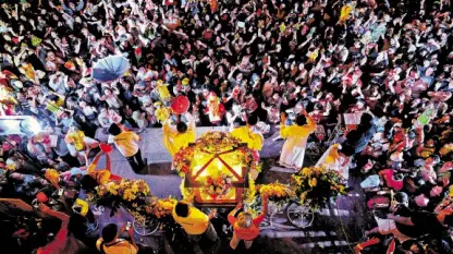  ??  ?? RELIGIOUS ORIGIN At the center of Dinagyang is a celebratio­n of the festival’s religious beginnings honoring the Sto. Niño (Holy Child Jesus).