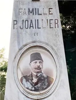  ??  ?? İstanbul’da Latin-katolik Mezarlığı’nda Polycarpe Joaillier’nin mezarı.