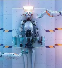  ??  ?? I robot dall’aspetto umanoide sono destinati a sostituirc­i nella maggior parte delle profession­i.