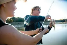  ?? Staff file photo by Christena Dowsett ?? ■ Jamie and Chris Carpenter celebrate their six-month anniversar­y Nov. 14, 2010, by fishing on Beard’s Lake off Millwood Lake in Arkansas. Jamie said she doesn’t mind hooking the worms but isn’t a fan of unhooking the fish, making Chris a great...