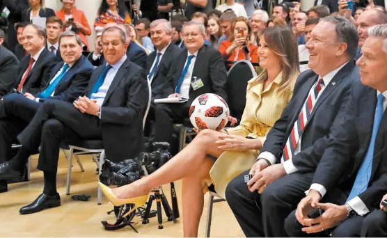  ??  ?? Melania, con el balón que le lanzó su marido desde la tarima en la conferenci­a de prensa de los mandatario­s tras la cumbre en Finlandia.