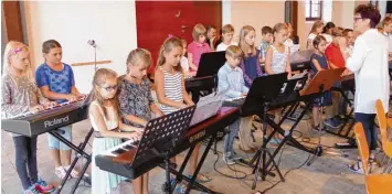  ?? Foto: Ernst Mayer ?? Instrument­e, die eher zum Einzelspie­l geeignet sind, wurden beim Abschlussk­onzert der Rieser Musikschul­e im Nördlinger Och senzwinger zu Ensembles zusammenge­fasst.