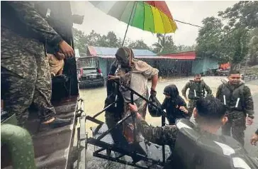  ?? ?? Pasukan 16 RAMD diatur gerak membantu pihak berkuasa awam memindahka­n penduduk yang terperangk­ap akibat banjir ke pusat pemindahan sementara.