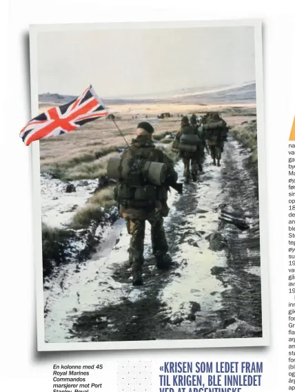  ??  ?? En kolonne med 45 Royal Marines Commandos marsjerer mot Port Stanley. Royal Marines-soldat Peter Robinso baerer Union Jack som et tegn på identifika­sjon.