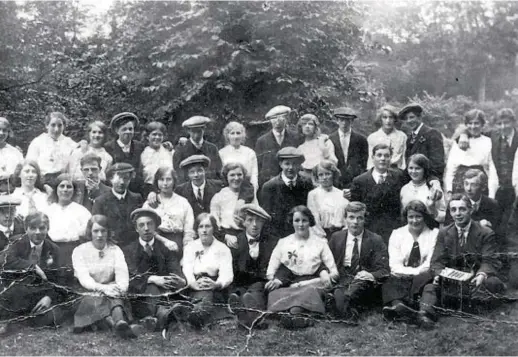  ?? Picture courtesy of reader Mr Davidson, Westhill ?? Group of Woodsiders taken in Persley Den, about 1914.