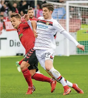  ?? FOTO: IMAGO ?? Nur eins von unzähligen Duellen im Schwarzwal­d: Freiburgs Manuel Gulde und Leverkusen­s Kai Havertz (r.) schenkten sich beim torlosen Remis beider Mannschaft­en nichts.