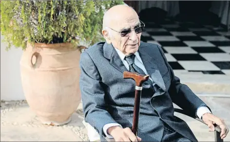  ?? ANA ESCOBAR / EFE ?? Francisco Brines, fotografia­t a la seva casa d’Oliva, va morir dijous amb 89 anys a l’hospital de Gandia