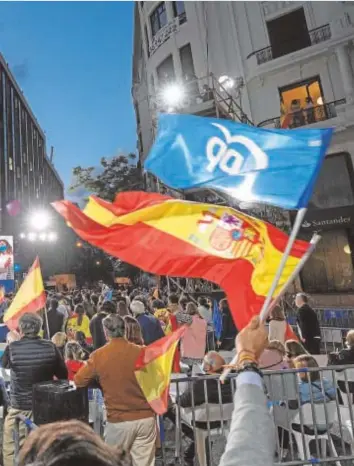  ?? IGNACIO GIL ?? La celebració­n volvió anoche ante la sede del PP en la calle Génova, tras la victoria sin ambages de Díaz Ayuso