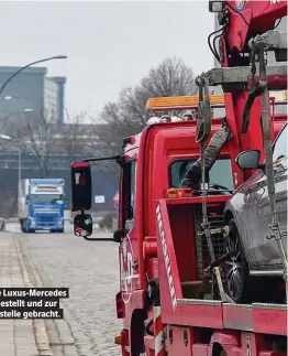  ??  ?? Der geklaute Luxus-Bercedes wird sichergest­ellt und zur Kfz-Verwahrste­lle gebracht.