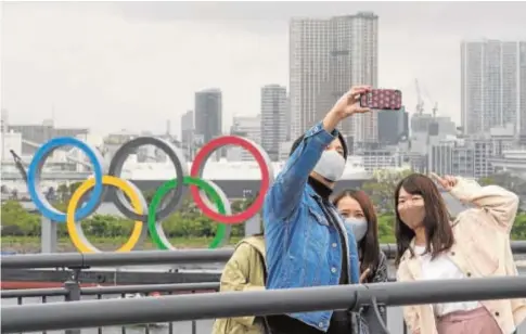  ?? EFE ?? Un grupo de jóvenes japoneses se fotografía, ayer, ante los aros olímpicos en Tokio