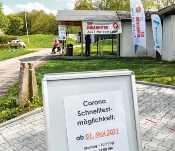  ?? Foto: Silvio Wyszengrad ?? Auf immer mehr privaten Plätzen gibt es Corona‰Schnelltes­tzentren. Auch auf dem Gelände des Turnverein­s Augsburg in der Ga‰ belsberger Straße.