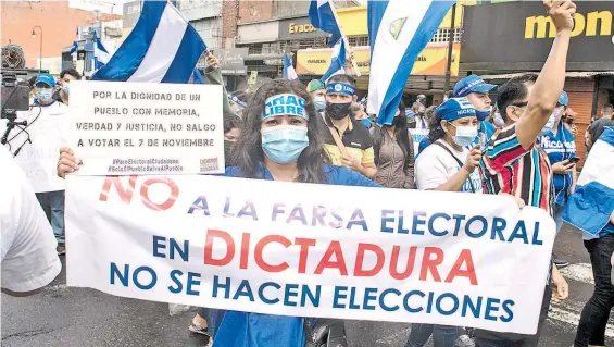  ?? ?? Miles de exiliados en Costa Rica marcharon en la capital contra el "circo electoral" del presidente Ortega y la vicepresid­enta Murillo