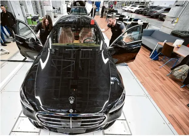  ?? Foto: Bernd Weißbrod/dpa ?? In Sindelfing­ens Factory 56 laufen neben dem EQS alle Varianten der Mercedes-benz S-klasse sowie die Mercedes-maybach S-klasse vom Band. Das Unternehme­n will sich noch stärker auf die Premium-modelle konzentrie­ren.