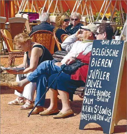  ?? ICONNA / JOAN CASTRO ?? Algunes persones assegudes al sol en terrasses i bancs, a Lloret de Mar, ahir.