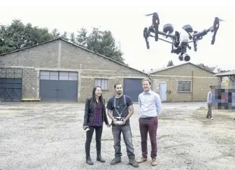  ??  ?? Aymeric Keller, aux commandes du drone qui est prêt à survoler Nogent-le-Rotrou.