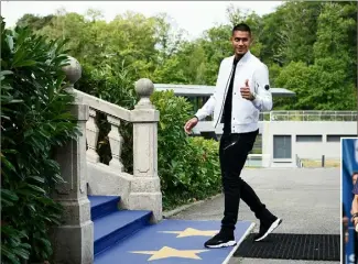  ??  ?? Numéro  durant le Mondial, le Parisien Alphonse Areola pourrait connaître sa première sélection avec les Bleus suite aux blessures de Lloris et Mandanda. Une bonne nouvelle pour celui qui cohabite avec Gianluigi Buffon au PSG depuis cet été. (Photos AFP) C’est le nombre de sélections en équipe de France d’Alphonse Areola. Champion du monde sans jamais avoir honoré une seule sélection avec son pays, c’est le seul champion du monde français dans ce cas.