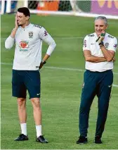  ?? Marcello Dias 29.mai.19/Eleven/Agência O Globo ?? Matheus (esq.) ao lado de do seu pai, o técnico Tite, durante treino da seleção brasileira