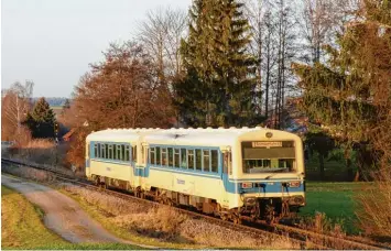  ?? Archivfoto: Hubert Teichmann ?? Zwischen Mai und September ist die Staudenbah­n wieder regelmäßig zwischen Markt Wald und Augsburg unterwegs. Saisonauf takt ist am 21. April mit einem Frühlingsf­est in Markt Wald.