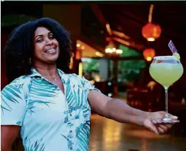  ?? ?? Ana Nágila de Jesus Silva, 31, bartender do Terra Boa; conhecida como Mony, ela criou o Nega Mony, caipirosca de cerveja, vodca e limão, pelo valor de R$ 23