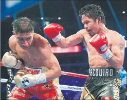  ?? AP/TWITTER ?? A la izquierda, Manny Pacquiao observando a un Jessie Vargas arrodillad­o una de las veces que dio con su cuerpo en la lona a lo largo de un combate que no quiso perderse Floyd Mayweather dando lugar a rumores de posible revancha