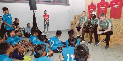  ?? [FOTO ASWANDI ALIAS/BH] ?? (Dari kiri), pemain Legenda Manchester United, David May, Dwight Yorke dan Dennis Irwin hadir berkongsi ilmu dengan pemain PPBN B-12 dan B-15 di Bukit Jalil, semalam.