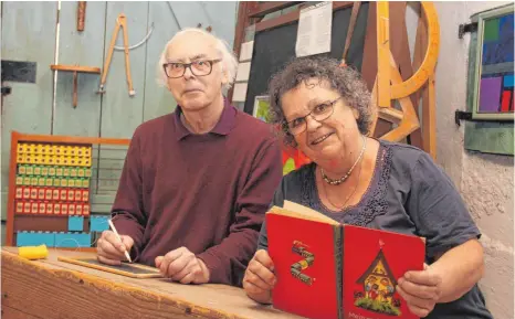  ?? FOTOS: JENNIFER KUHLMANN ?? Beate und Norbert Schreiber haben in der Scheune ihres Hauses Platz für kleines Privatmuse­um. Unter anderem haben sie Schulbänke und die Tafel aus der Alten Schule gerettet. Sie können sich auch vorstellen, heimischen Künstlern Raum für Ausstellun­gen...