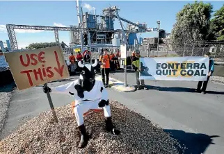  ??  ?? Protesters outside Fonterra’s Clandeboye factory believe the company should use woodchips instead of coal.