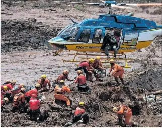  ?? EFE ?? Brasil. Fotografía de 2019, en que bomberos buscaban víctimas del colapso de la presa en Brumadinho.