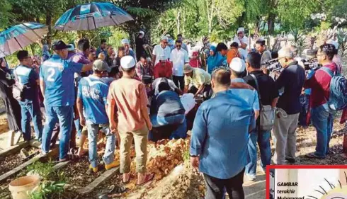  ??  ?? JENAZAH Muhammad Fauzan dikebumika­n di Tanah Perkuburan Islam Kebun Teh.