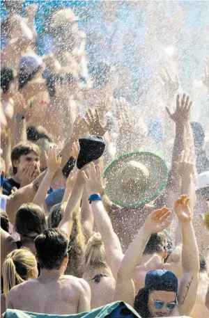  ?? BILD: SN/APA ?? Abkühlung für die Besucher des Beachvolle­yball-Majors in Wien.