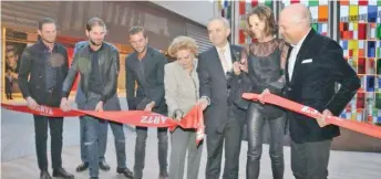  ??  ?? El pasado 8 de marzo, Miguel Ángel Mancera (tercero de izq. a der.) acudió a la inauguraci­ón de la plaza comercial Artz.