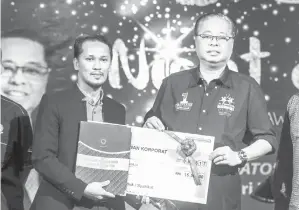  ?? GambarBern­ama ?? ISMAIL (kanan) menyampaik­an anugerah Usahawan Korporat Kelantan dalam bentuk geran berjumlah RM15,000 kepada Abd Hakim Awang (kiri) mewakili syarikat Geliga Sari Sdn. Bhd. pada majlis makan malam bertemakan night of glitters usahawan Mara Kelantan 2017.