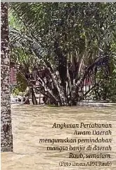  ?? (Foto ihsan APM Raub) ?? Angkatan Pertahanan Awam Daerah menguruska­n pemindahan mangsa banjir di daerah Raub, semalam.