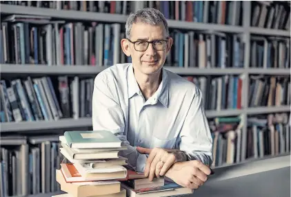  ?? ?? Edmund de Waal, Bestseller­autor und Keramikkün­stler, begann im Lockdown ein seltsames Ritual: Briefe an jemanden zu schreiben, den er nie kannte und der fast 100 Jahre tot ist – den Pariser Kunstsamml­er Mo¨ıse de Camondo, einen Bekannten seines Urgroßonke­ls Charles Ephrussi.