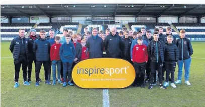  ??  ?? Stadium visit The Irish contingent with Saints chief executive Tony Fitzpatric­k