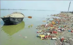  ?? HT FILE/MANOJ YADAV ?? Garbage lies along the banks of the river in Kanpur, Uttar Pradesh.