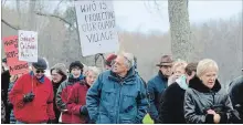  ?? LUKE EDWARDS NIAGARA-ON-THE-LAKE ADVANCE ?? Residents protest the cutting of trees at the Randwood Estates property in early November.