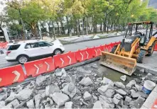  ??  ?? Sobre el Paseo de la Reforma los trabajos del carril confinado del Metrobús están detenidos y la maquinaria se encuentra parada.