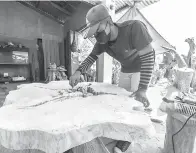  ??  ?? SIAPKAN TEMPAHAN: Pekerja Perabot Eksklusif, Mohd Hafizi Iskandar, 28, sedang menyiapkan salah satu meja kayu yang ditempah pelanggan ketika ditemui Bernama di G Landskap di Jalan Pasir Mas-Rantau Panjang, baru-baru ini. — Gambar Bernama
