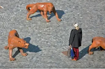  ??  ?? Les loups arrivent au bout du monde. Jusqu’au 29 juillet 2018. Esplanade Françoismi­tterrand, Quimper (Finistère). 02 98 53 04 05. quimpertou­risme.bzh