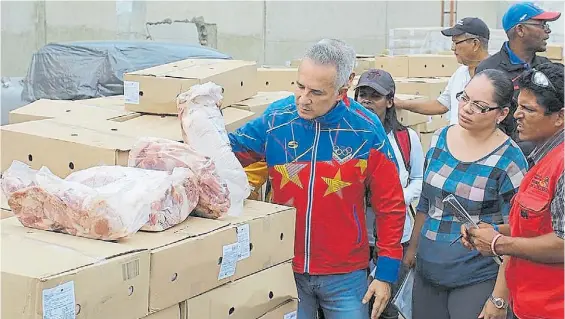  ?? EL NACIONAL ?? Jamones. Los venezolano­s hicieron filas para conseguir alimentos para las Fiestas, en medio de protestas por la escasez.